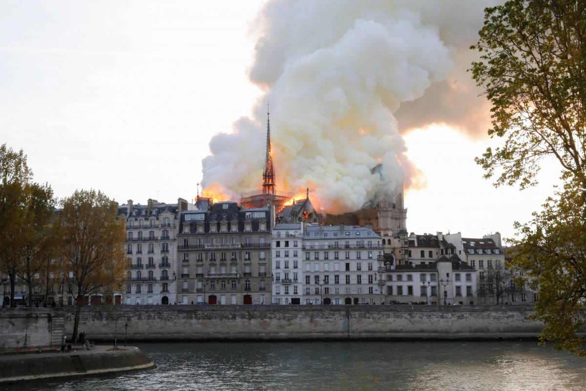 Notre-Dame ora brucia ma era a pezzi da tempo abbandonata dallo Stato