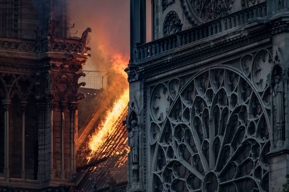 Fiamme domate a Notre Dame: il problema è se ora la struttura reggerà