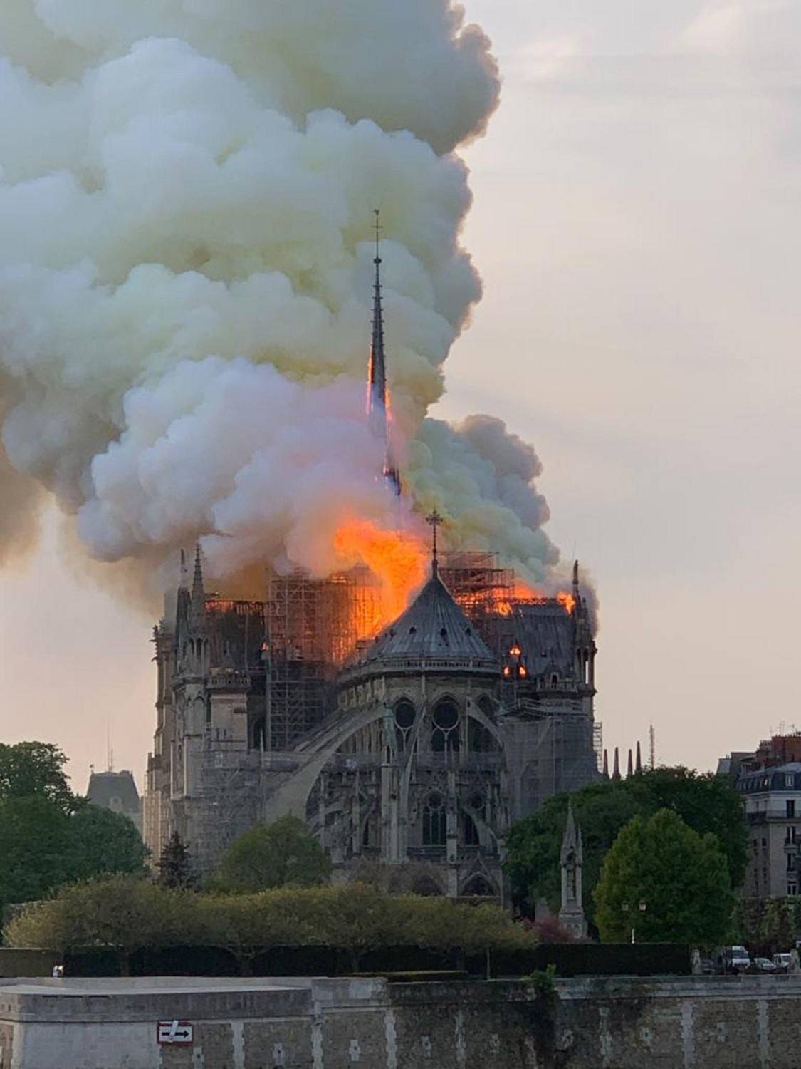 Notre Dame, l'impresa rivela: "Operai fumavano nel cantiere"