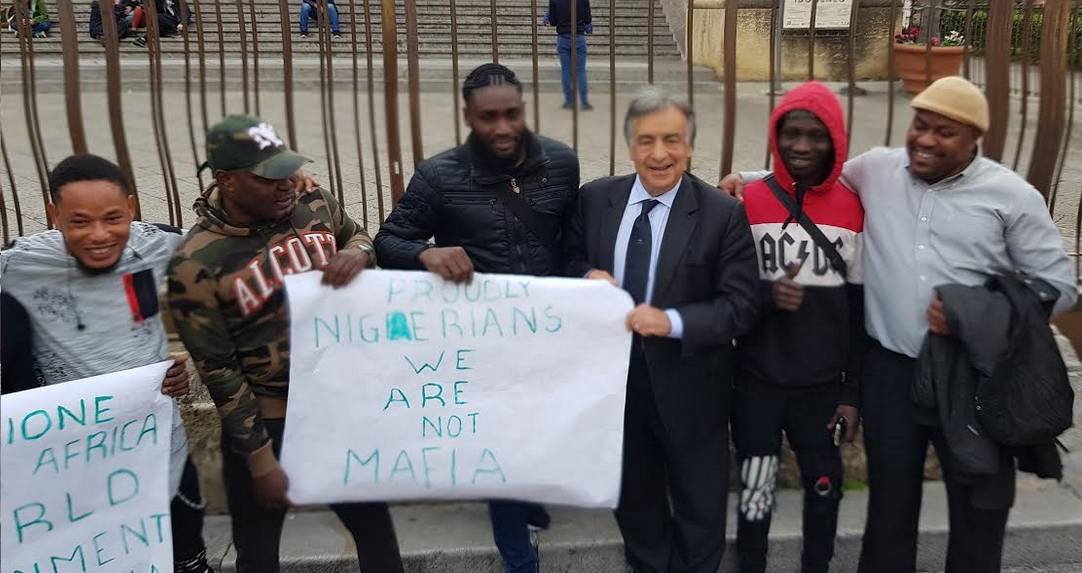 Palermo, Orlando sfila coi nigeriani per la Giornata dell'orgoglio