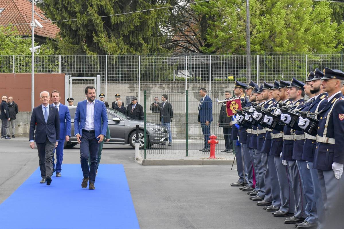 Salvini zittisce Di Maio e Trenta: "I porti? Li assegna il Viminale"