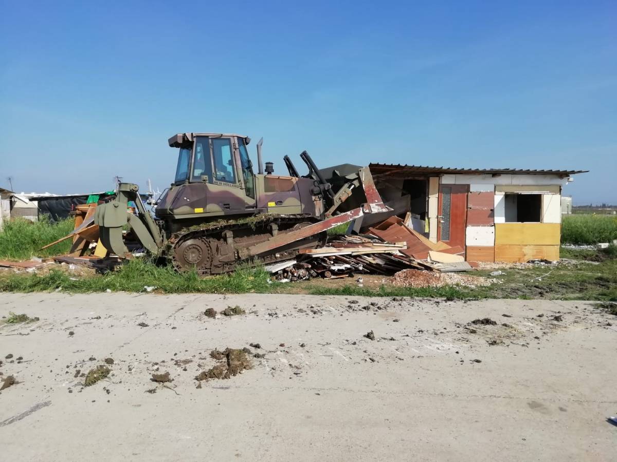 Ruspe sul ghetto dei migranti: demolite le baracche abusive di Borgo Mezzanone