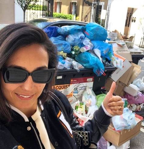 Caterina Balivo, selfie con l'immondizia per denunciare il degrado di Roma