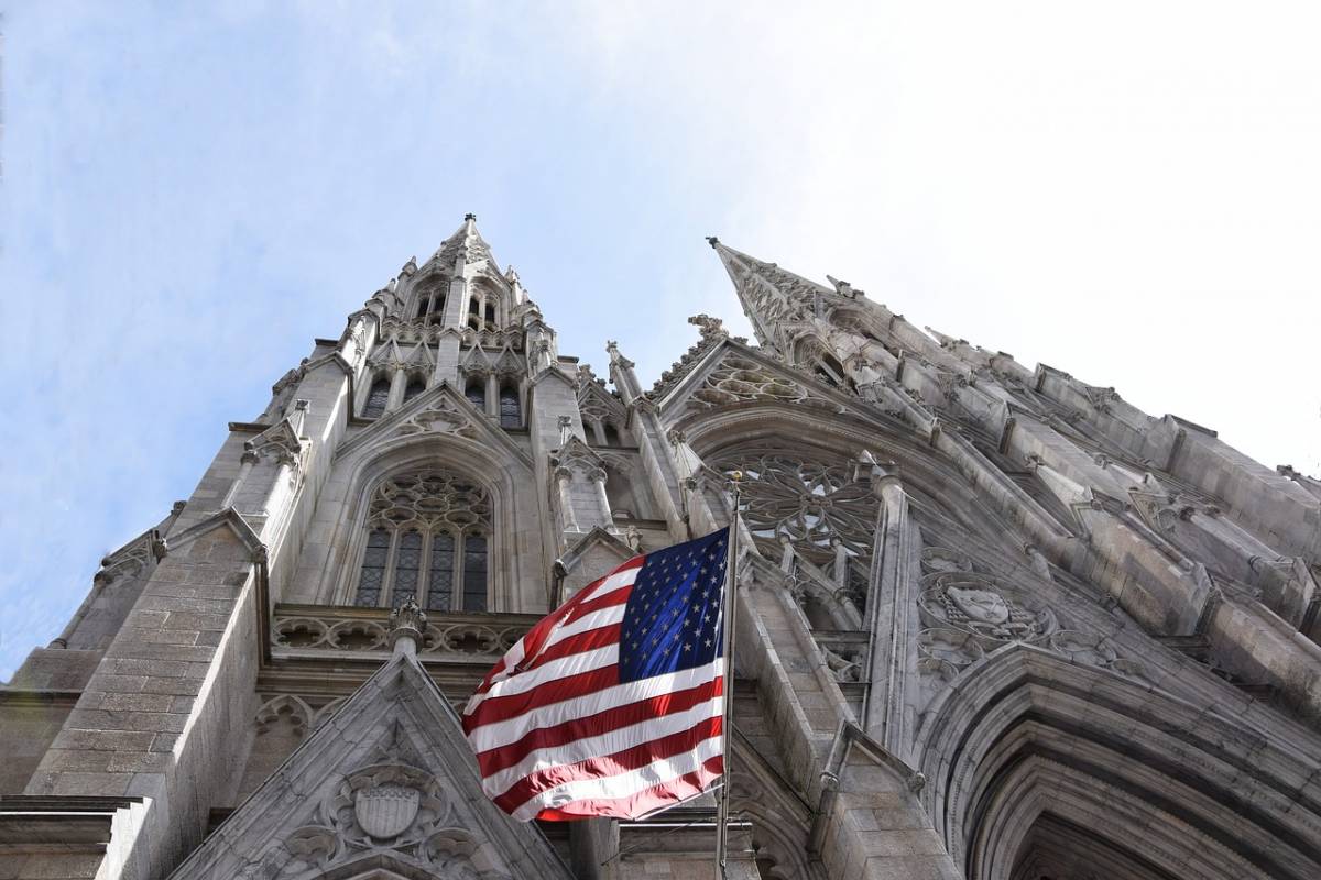 Folle tenta di dar fuoco a cattedrale di New York: voleva un'altra Notre-Dame?