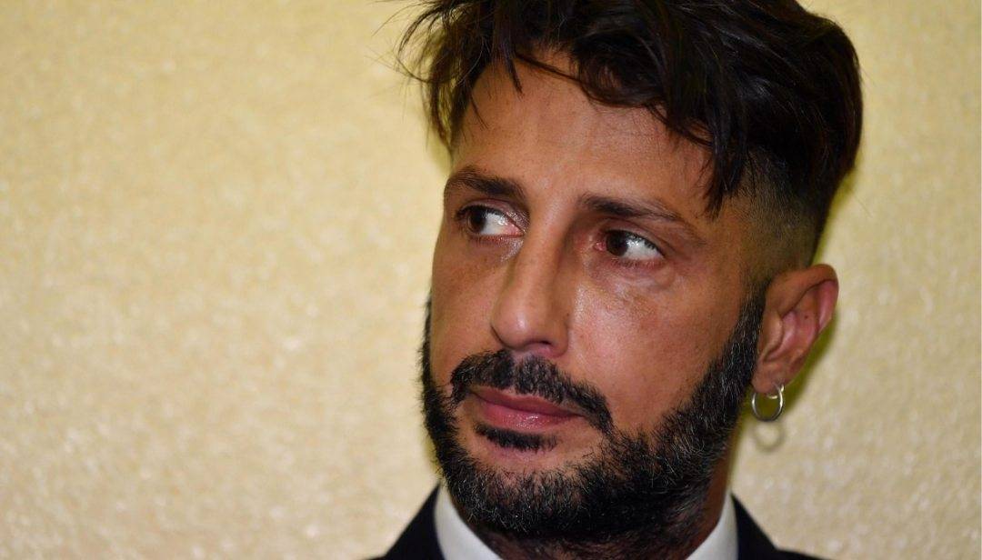 Il duro attacco di Fabrizio Corona a J-Ax: "Impara a chiedere scusa"