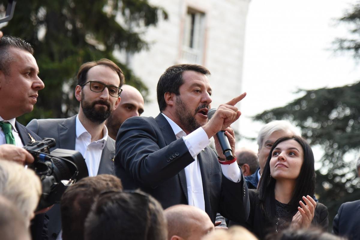 Salvini sfida la Raggi: "Dico no al Salva Roma"."Dico no al Salva Roma" Il Cdm slitta (senza Di Maio)