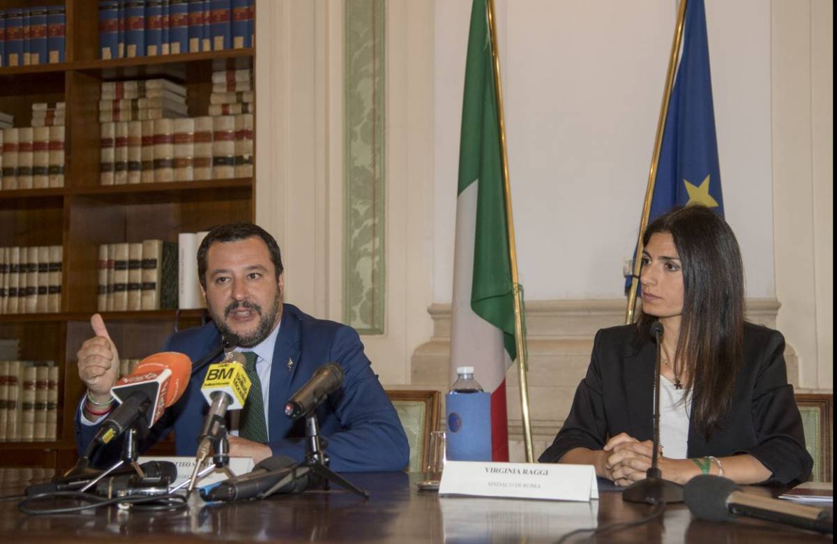 Salvini adesso sfida la Raggi: "Incapace, stop Salva Roma"