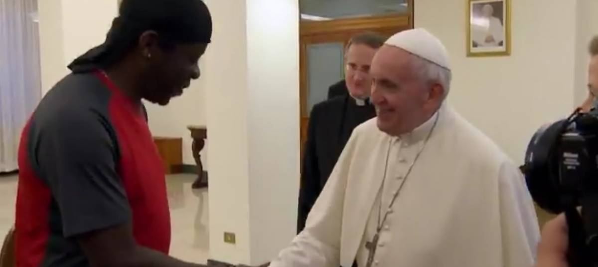Il papa incontra il comico gay: "Ognuno di noi ha una dignità"