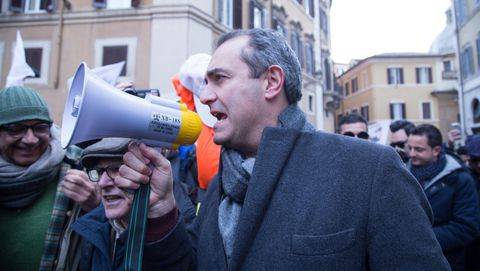 De Magistris contro Salvini: "Il suo è delirio di onnipotenza"