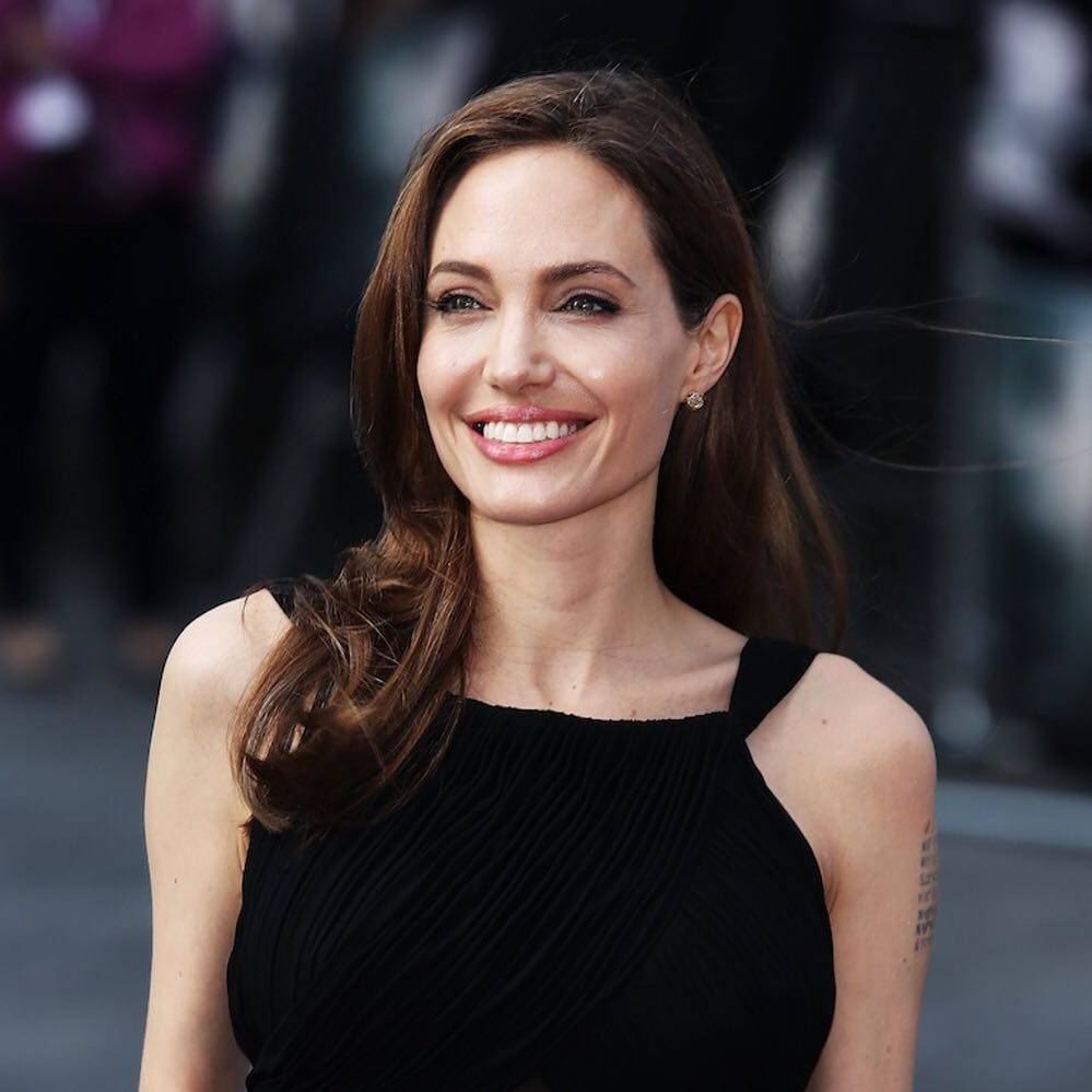 Angelina Jolie cancella il cognome Pitt dalla carta d'identità
