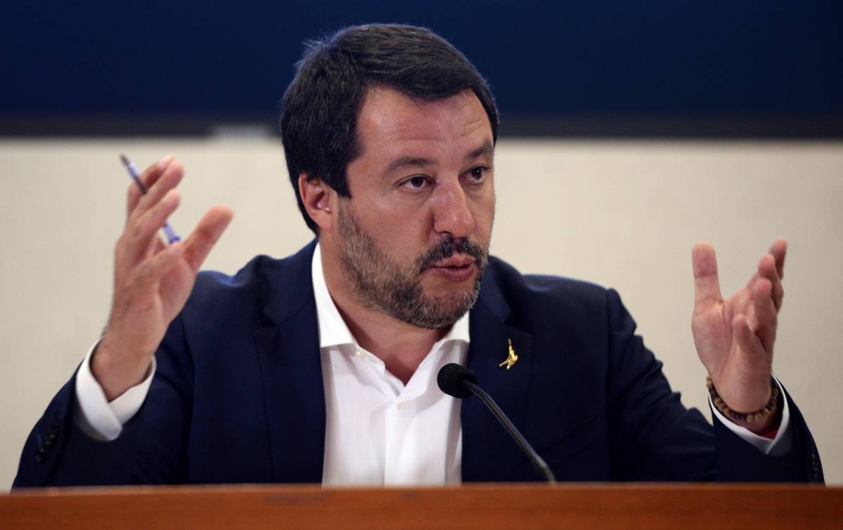 Siri, Salvini zittisce Di Maio: "Niente crisi, me le tirano fuori"