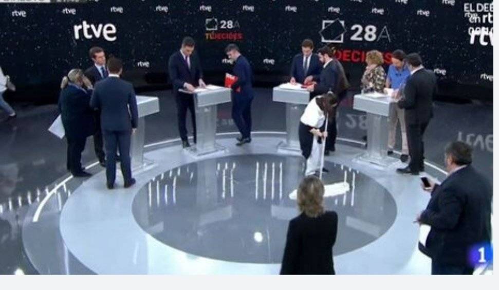 Spagna, la foto che imbarazza candidati. L'unica donna tra i politici? Fa le pulizie