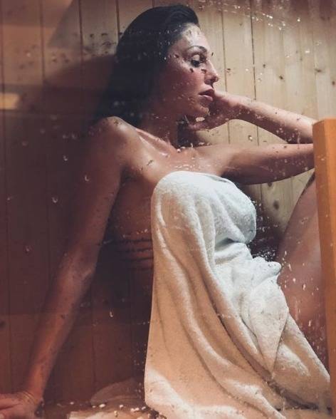 La Tantangelo senza veli in sauna: la foto hot coperta solo da un telo  
