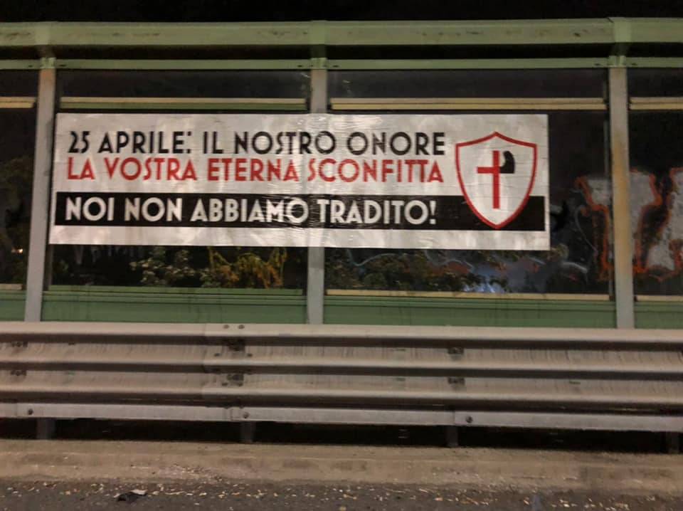 Roma, spunta striscione fascista: "Non abbiamo tradito". La Raggi: "È una offesa"
