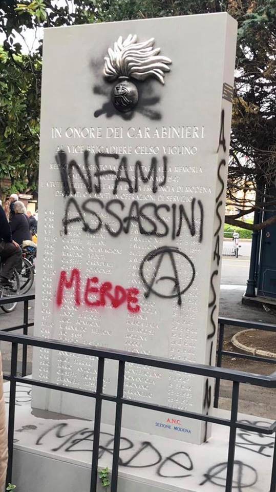 "Carabinieri infami di m..." Ecco il 25 aprile antifascista