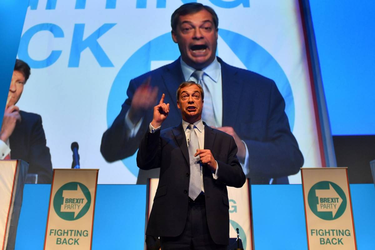La battaglia del milkshake contro i politici. Colpito Farage