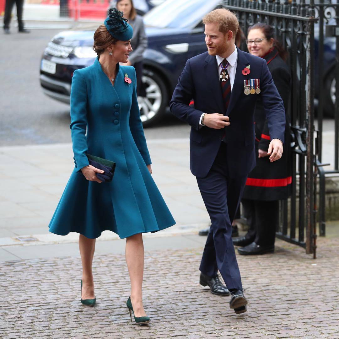 Ecco perché Kate Middleton deve camminare dietro al principe Harry