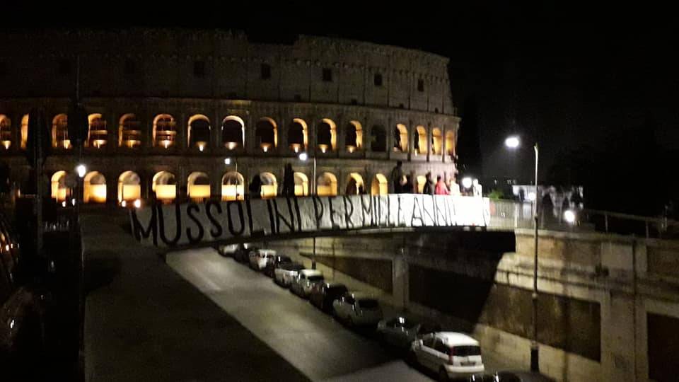 Striscione di Forza Nuova al Colosseo: "Mussolini per mille anni"