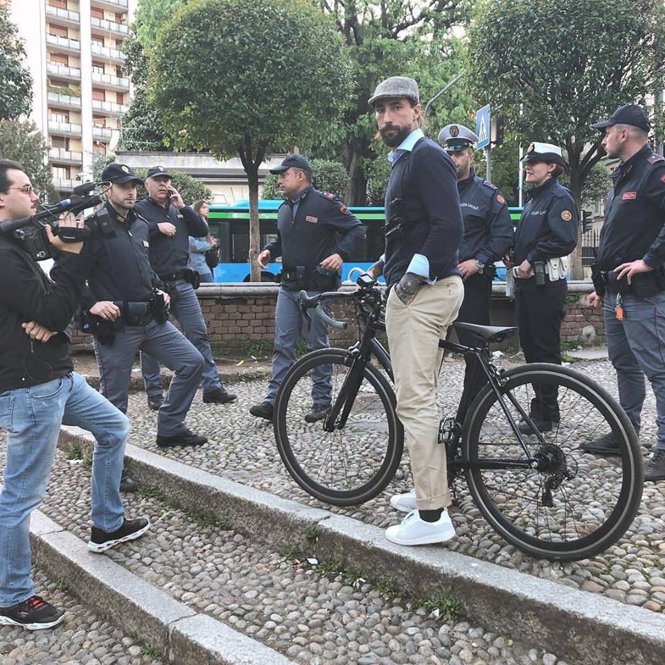 Vittorio Brumotti aggredito a sassate a Monza 