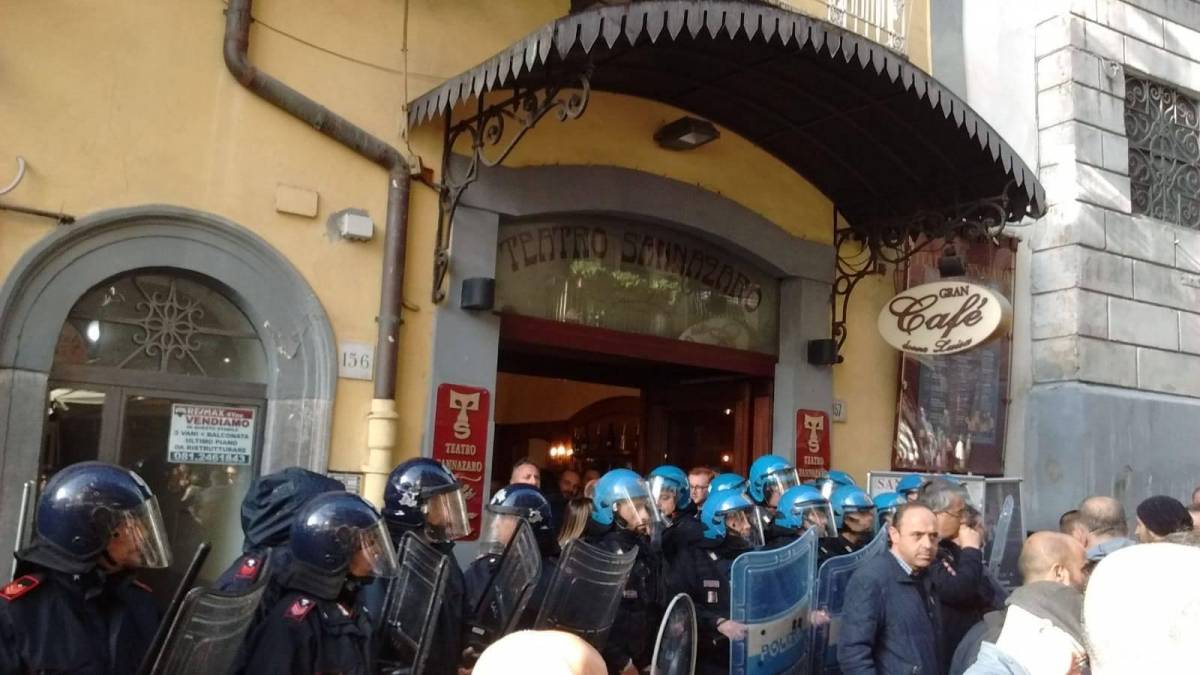 Napoli, tensioni e scontri tra polizia e disoccupati prima di un incontro Pd