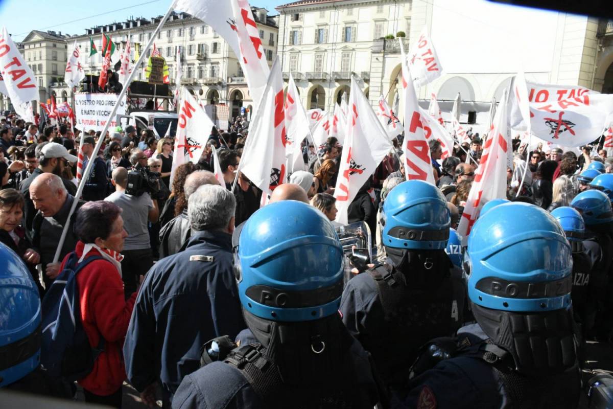 Torino, centri sociali e NoTav forzano cordone di sicurezza. Scontri con agenti