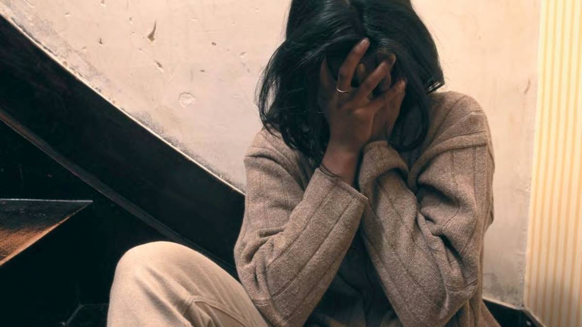 Quindicenne drogata e violentata: l'amica la vende per un tiro di coca