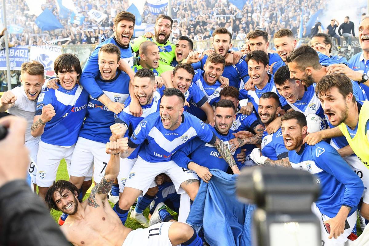 Il Brescia fa festa: il club lombardo torna in Serie A dopo otto anni