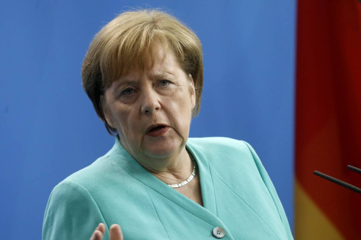 Merkel chiude porta a Salvini: "Non entrerà mai nel Ppe"