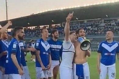 Brescia, i calciatori festeggiano la promozione con il coro ''Terùn, terùn''