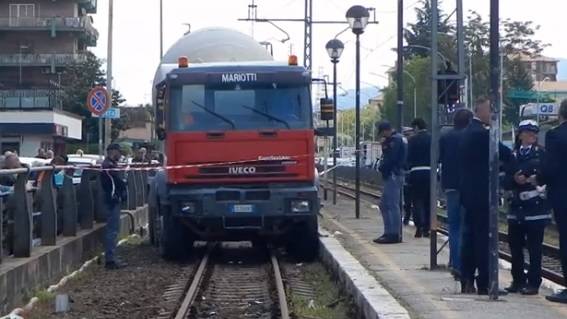 Betoniera fuori controllo investe le auto e i pedoni