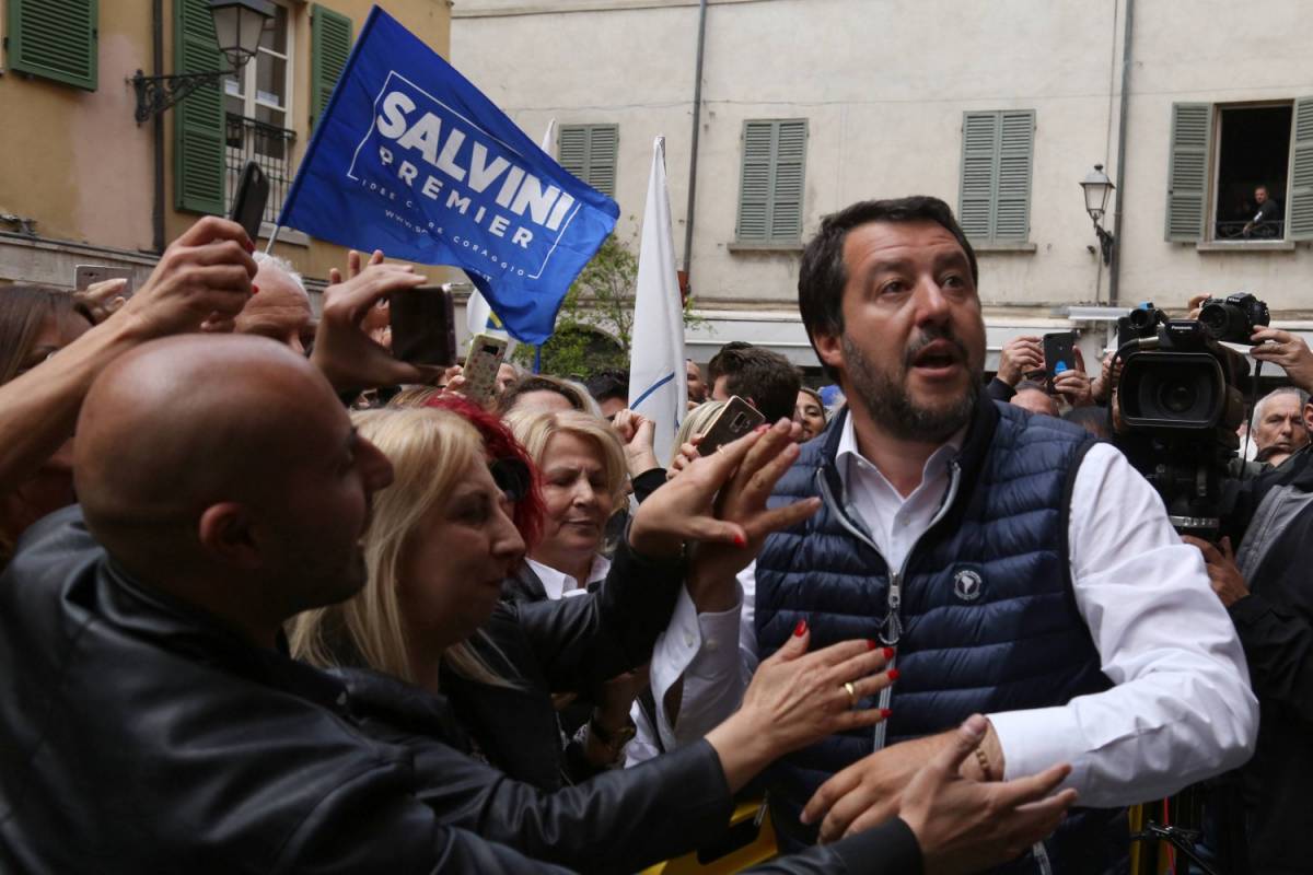 Salvini zittisce i centri sociali "Meno canne e più uova sbattute"
