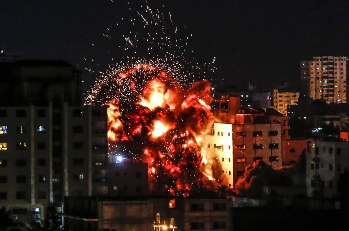 Gaza, lanciati 430 missili: Israele bombarda la Striscia