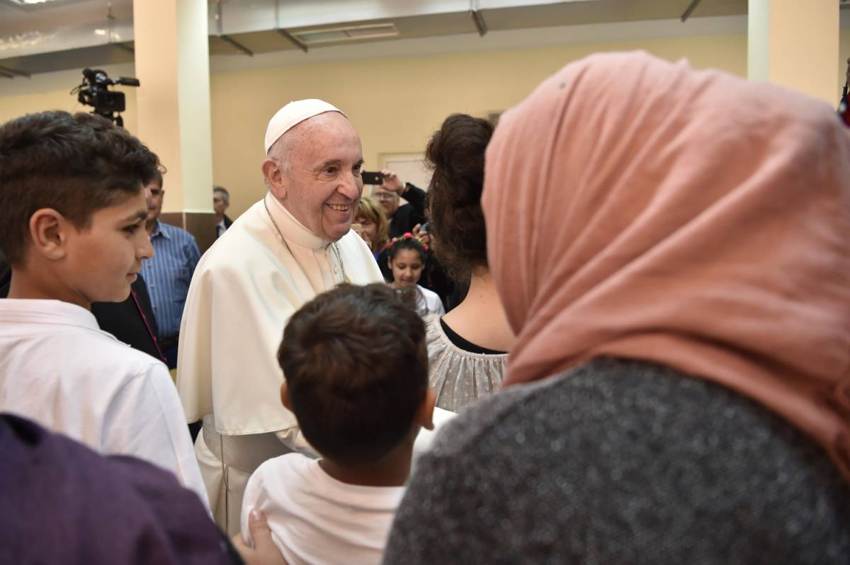 "Non chiudete le porte a chi bussa". Il Papa visita il centro migranti