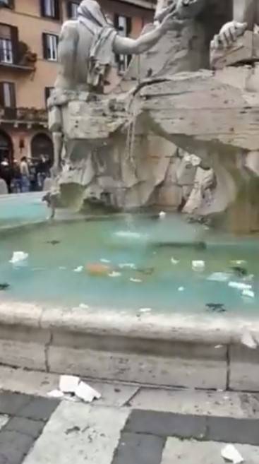 Roma, la fontana dei Fiumi coperta dai rifiuti, il Comune: "Richiami domani"