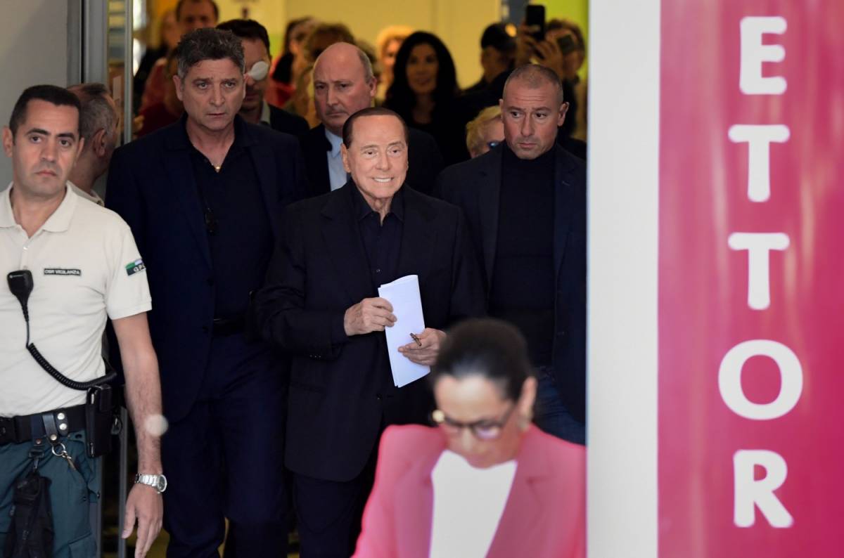 Berlusconi torna a casa "Temevo fosse la fine Ora campagna elettorale"