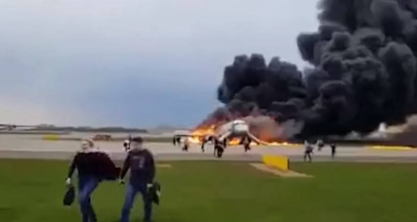 Disastro aereo in Russia, sotto accusa i passeggeri fuggiti con le valigie