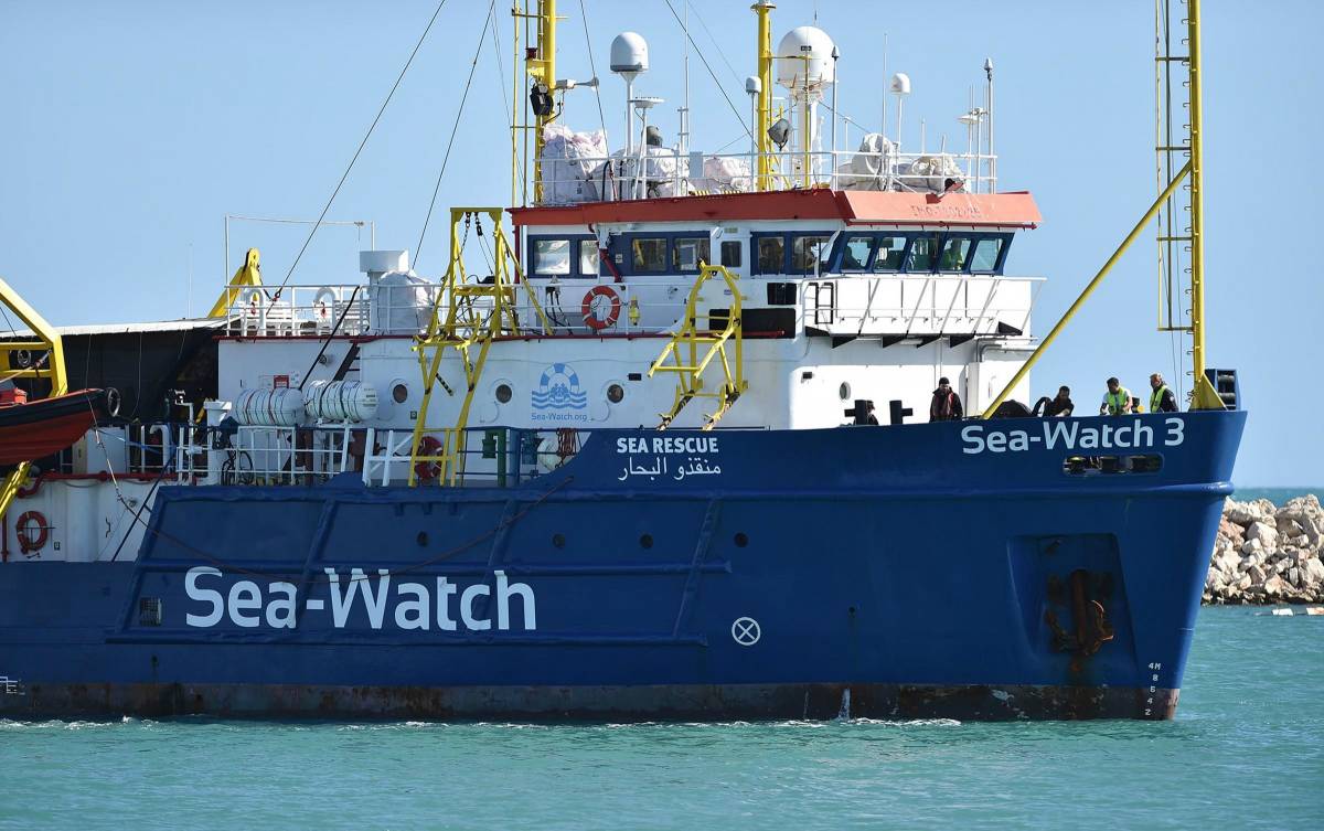 La Sea Watch con 65 migranti a bordo. Salvini: "Non avvicinatevi all'Italia"