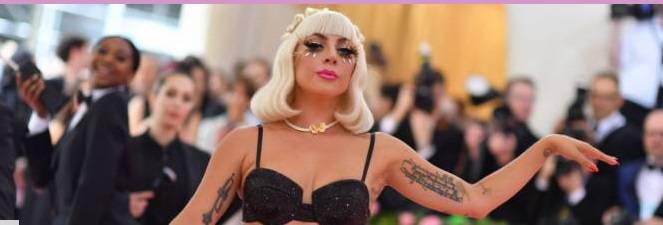 Il nuovo amore di Lady Gaga. La ex moglie di lui non approva e commenta: "Poker face"