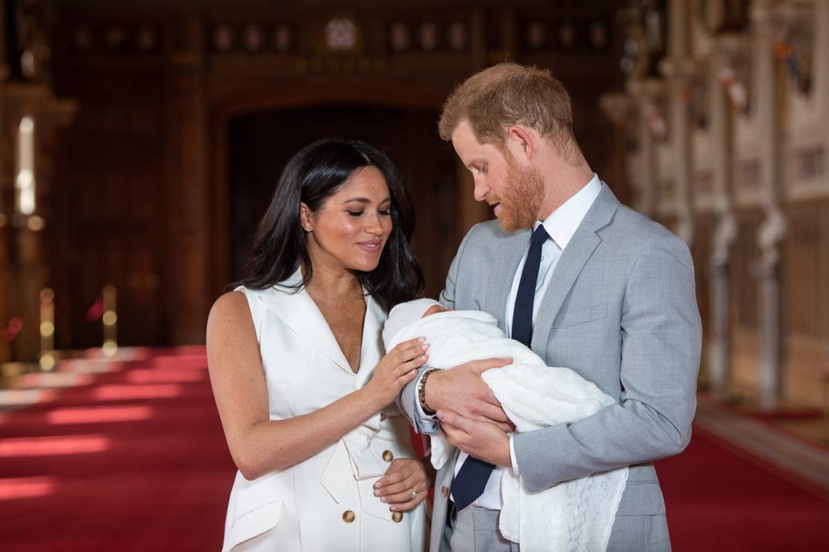 Il royal baby si mostra al mondo. Meghan: "È magico"