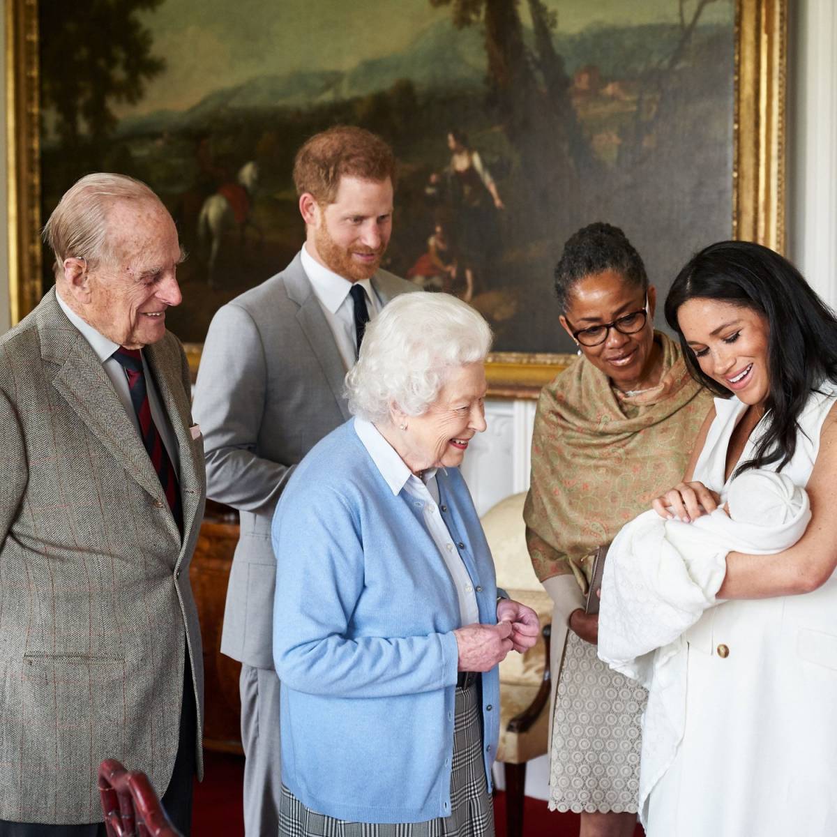 L'immagine del primo incontro tra la Regina Elisabetta II e Baby Sussex