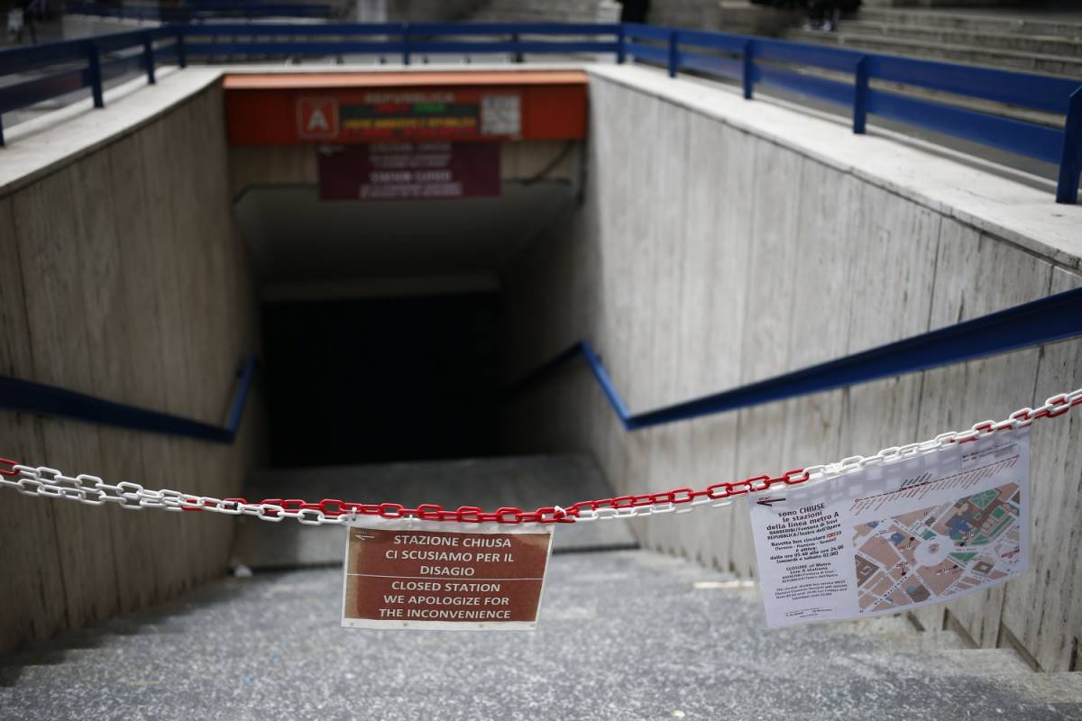 Roma, fermata metro Repubblica: 8 mesi dopo scale mobili ancora rotte