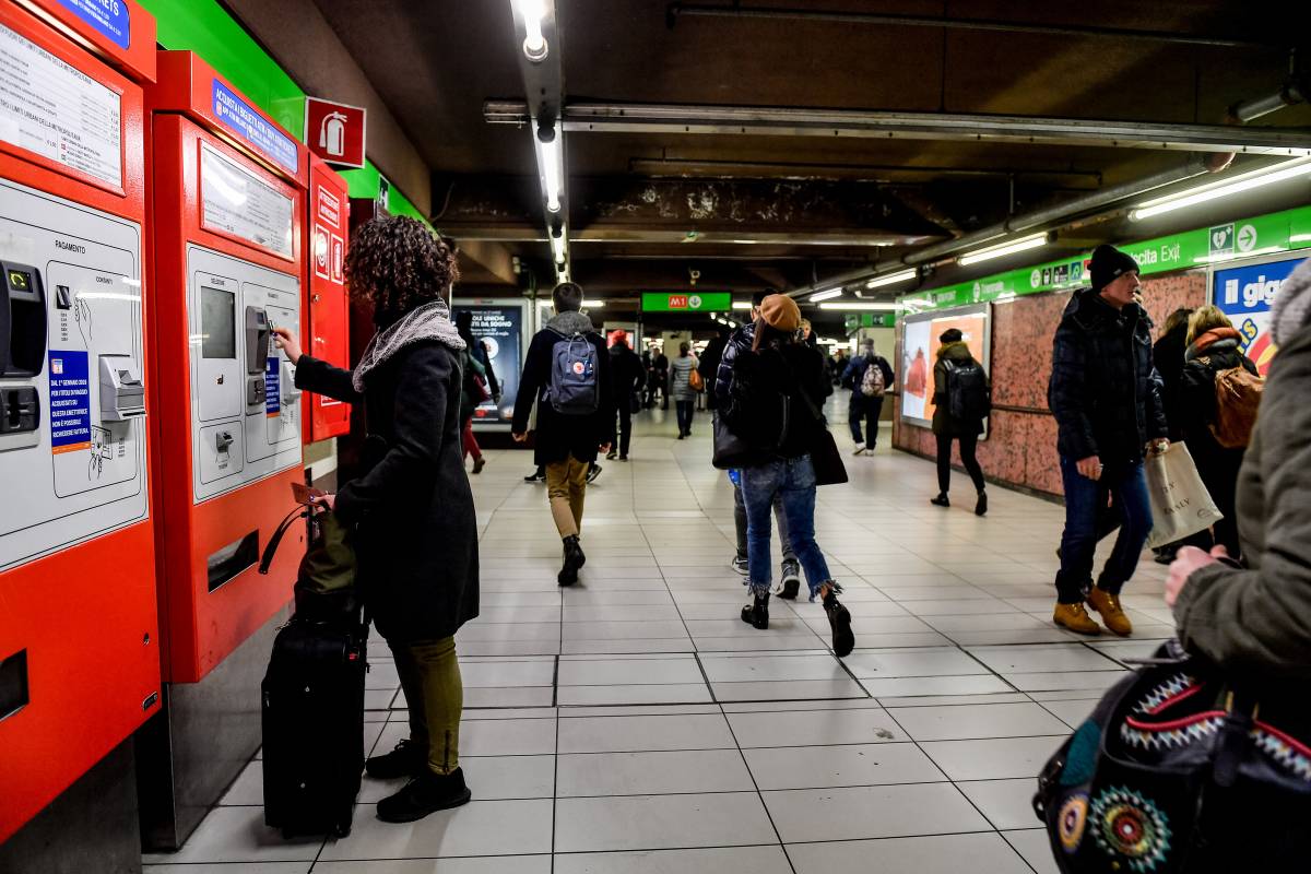 Reagisce a furto in metro: 21enne romeno preso a pugni da due rapinatori stranieri