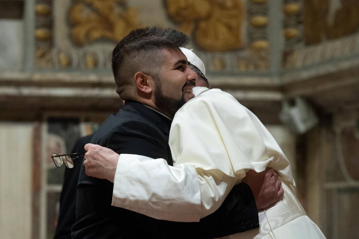 E il Papa abbraccia la famiglia insultata: "Io soffro per voi"