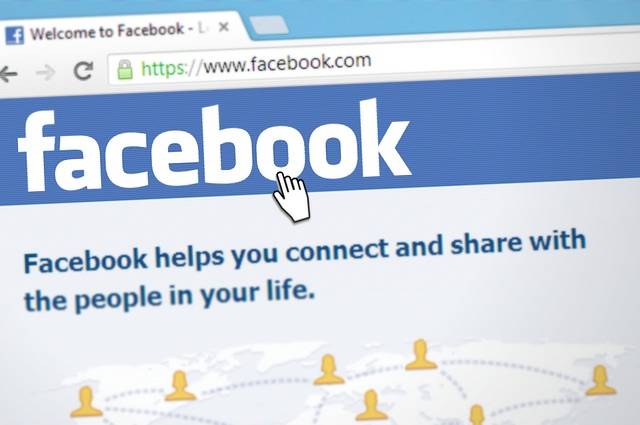 Le accuse a Facebook:  "Il suo algoritmo genera contenuti pro islamisti"
