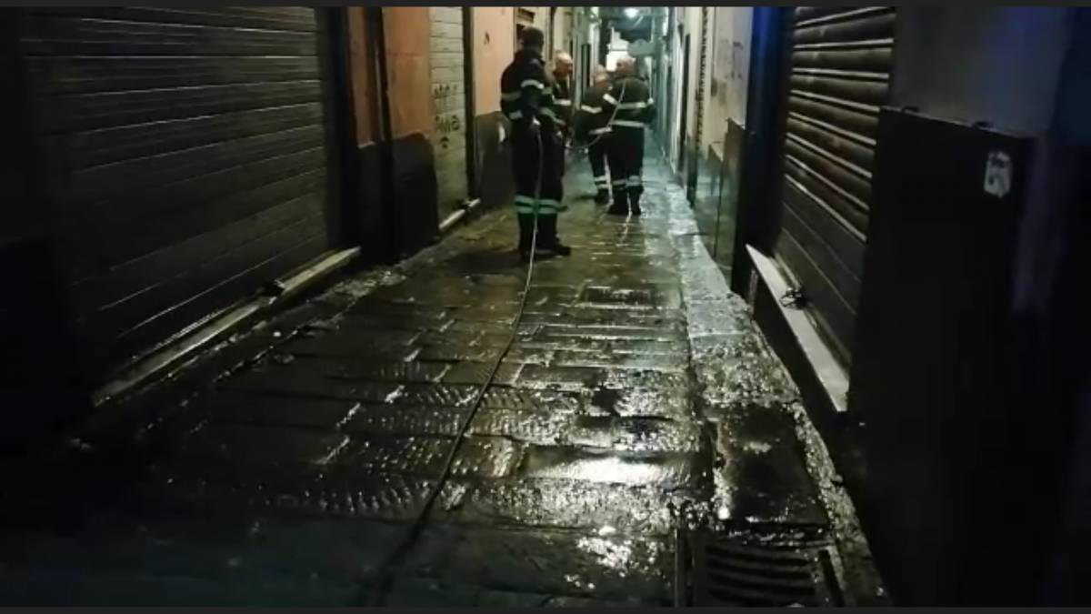 Genova, nella rissa tra stranieri vola acido: feriti tre passanti