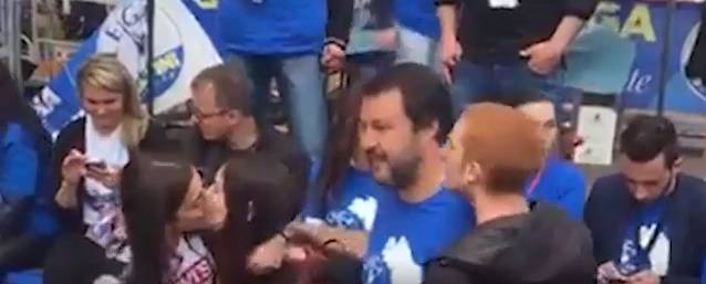 Ancora un "finto selfie" contro Matteo Salvini: un ragazzo cerca di dargli un bacio