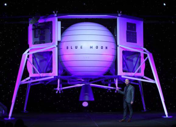 Jeff Bezos: “Entro il 2024 andremo sulla Luna” 