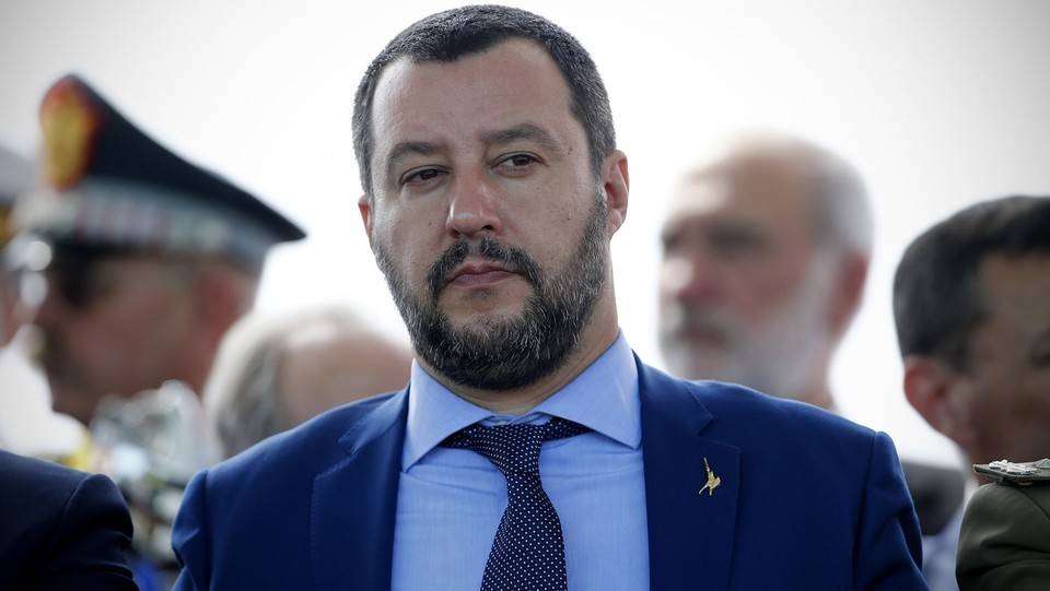 Salvini fredda i contestatori: "Gli unici fascisti qui siete voi. Andate a lavorare"