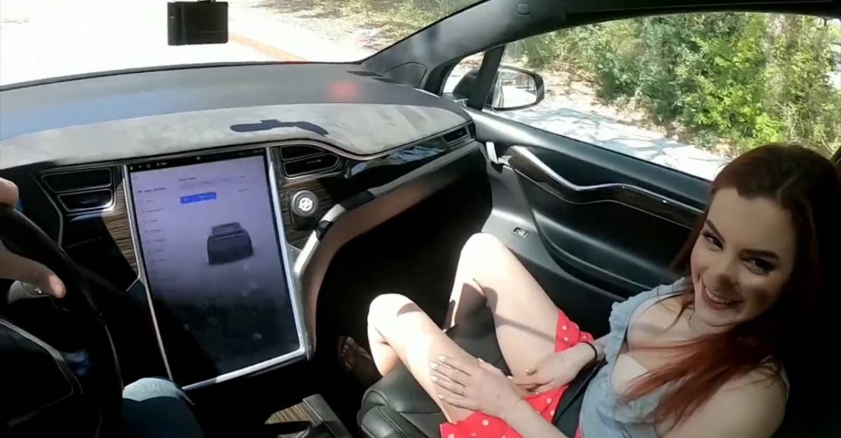 PornHub, il video sulla Tesla autopilot fa record di visualizzazioni. Ma è molto pericoloso