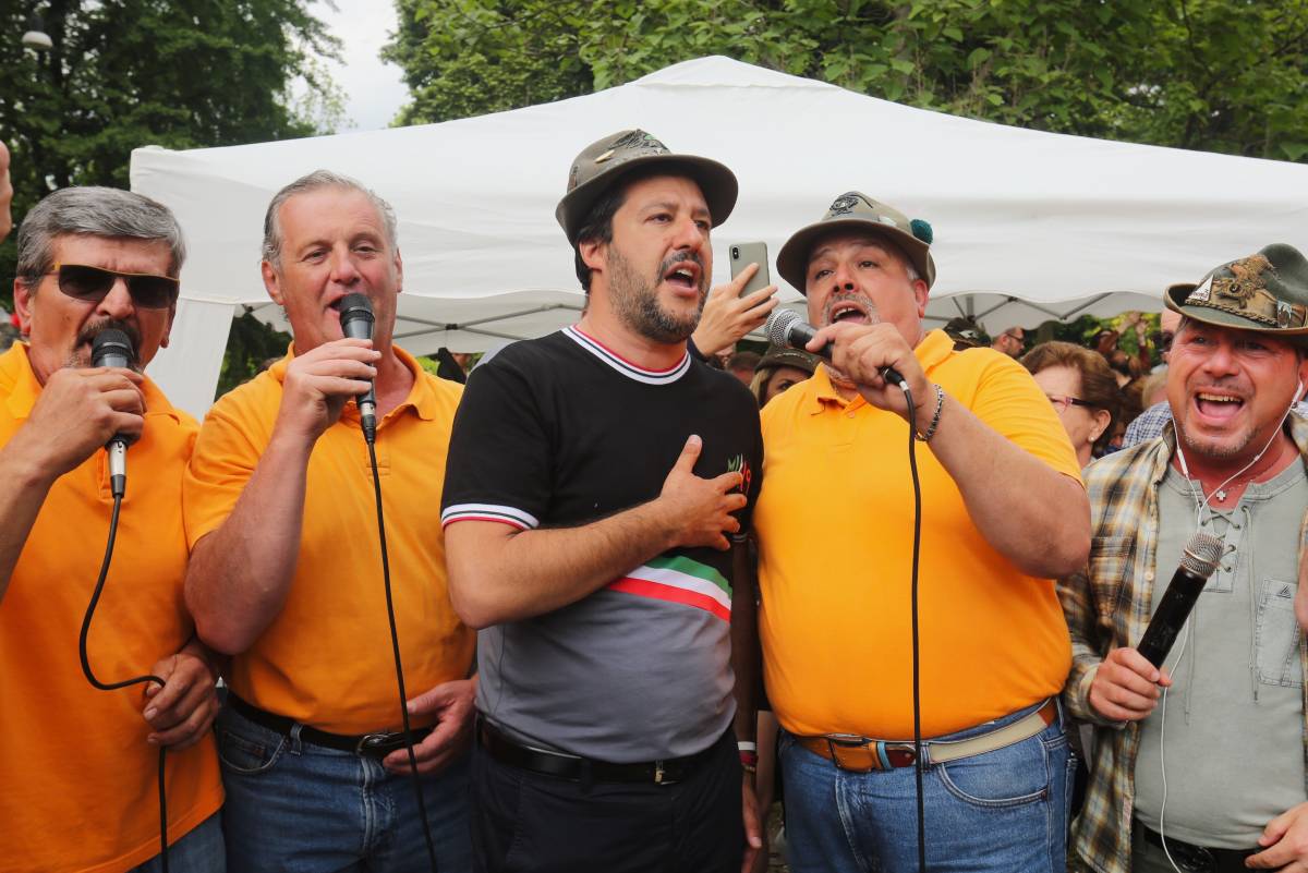 Salvini mette il "cappello" e rilancia la leva di sei mesi